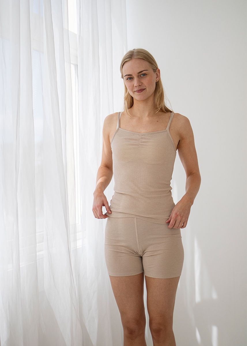 Singlet m/stropper i ull med silke - Latte