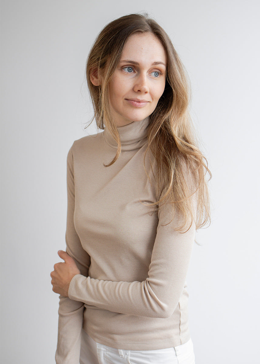 Modellen er 178 cm høy og bruker størrelse 34/36