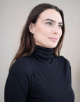 Polotrøye i finribbet ull med silke - Svart