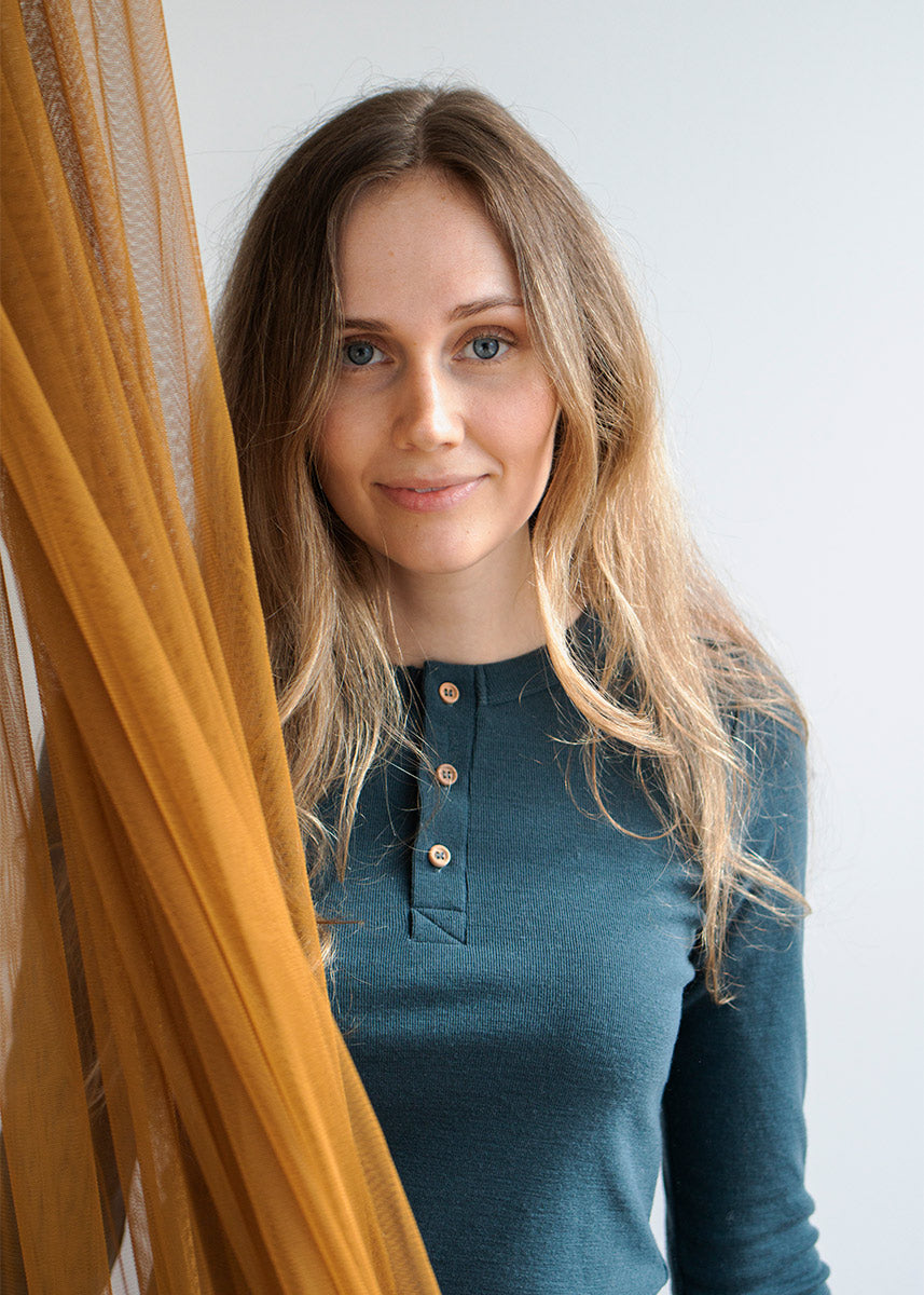 Modellen er 178 cm høy og bruker størrelse 34/36