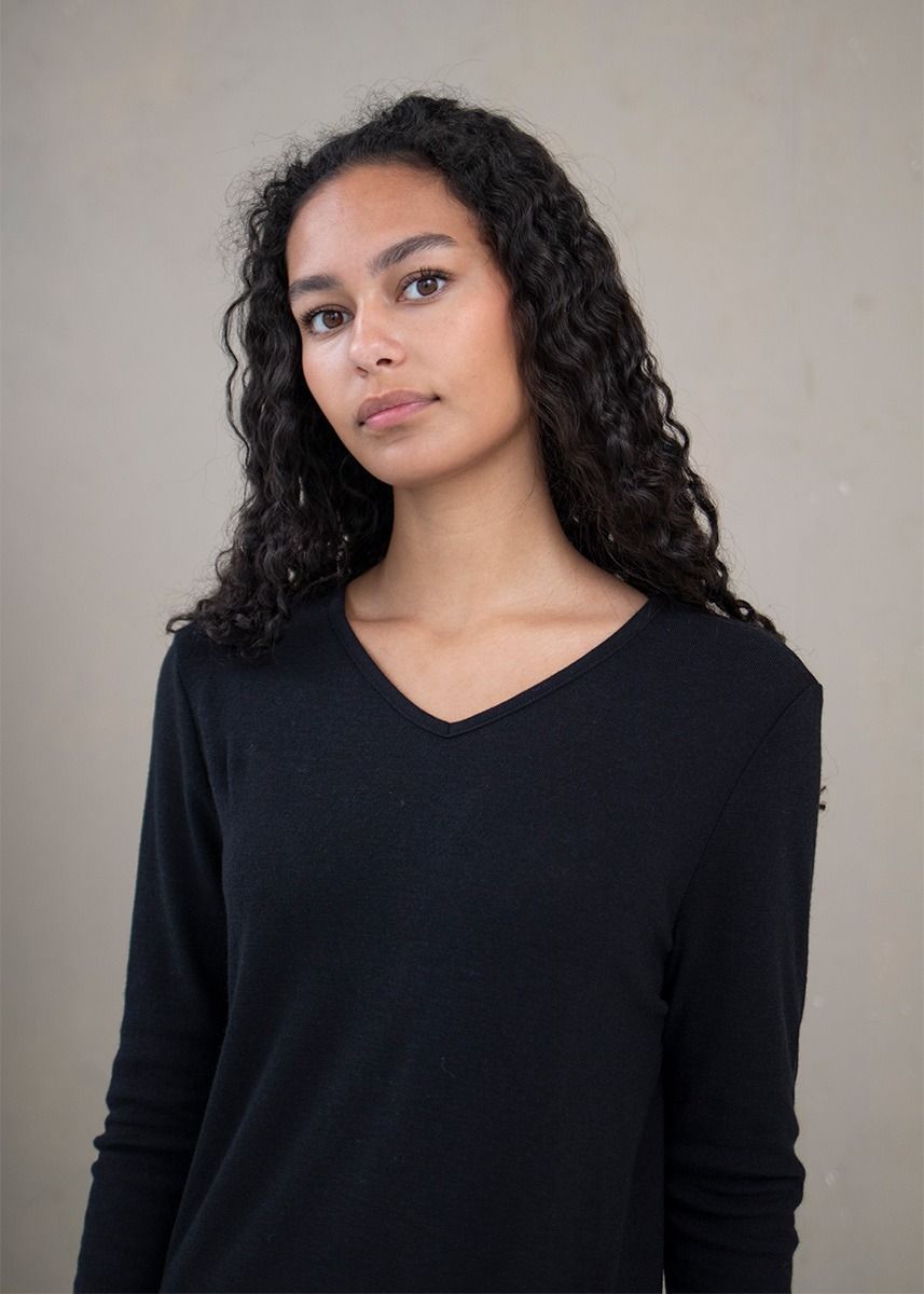 Løstsittende genser i ull med silke, V-hals - Svart