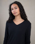 Løstsittende genser i ull med silke, V-hals - Svart