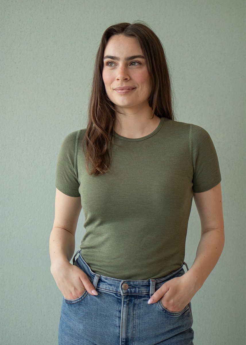 Ulltrøye dame, kort erm, ull med silke - Olivin