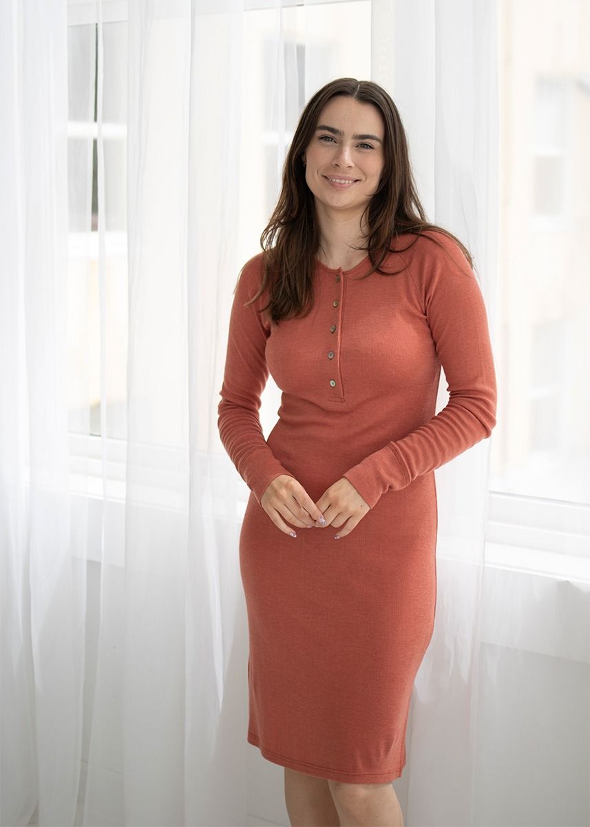 Nattkjole i ull med silke m/knapper - Høstrød