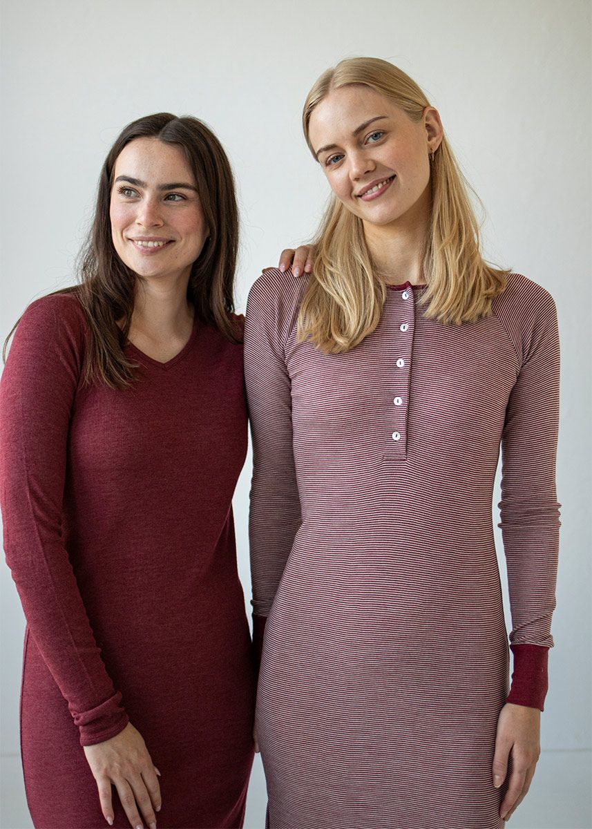 Nattkjole i ull med silke m/knapper - Plomme/Natur