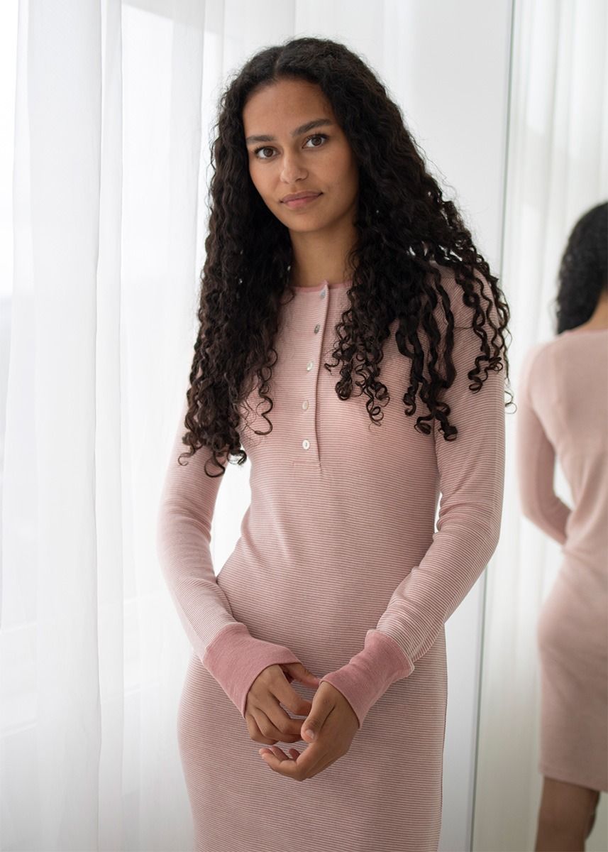 Nattkjole i ull med silke m/knapper - Lys rose/natur