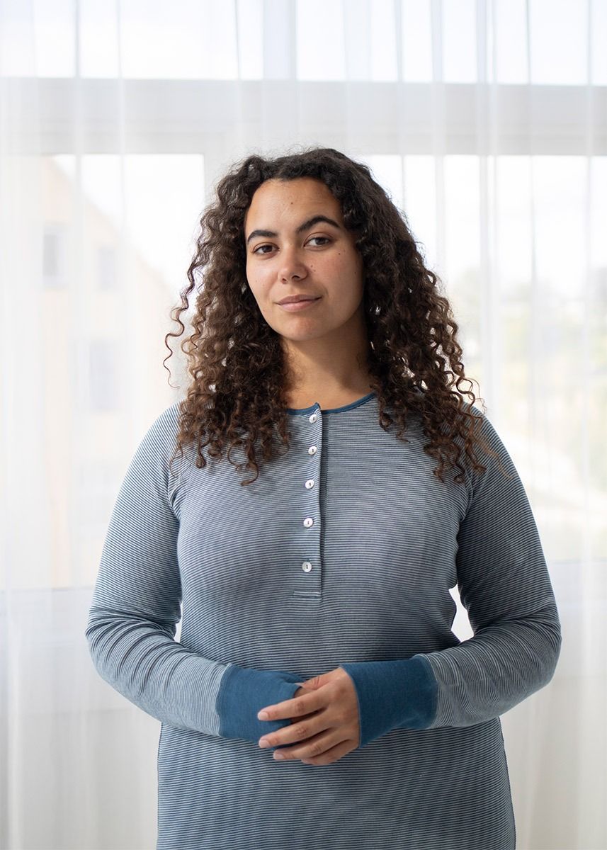Nattkjole i ull med silke m/knapper - Dongeriblå/natur