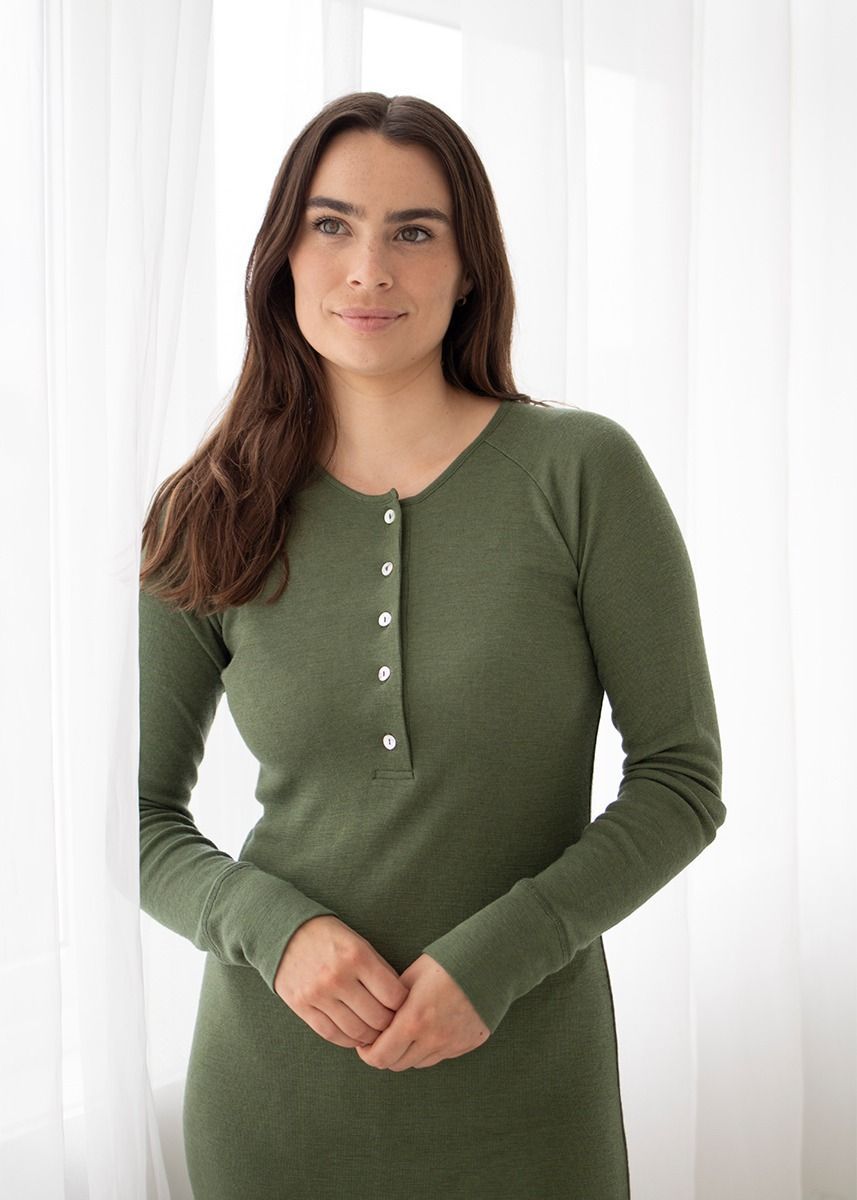Nattkjole i ull med silke m/knapper - Olivin