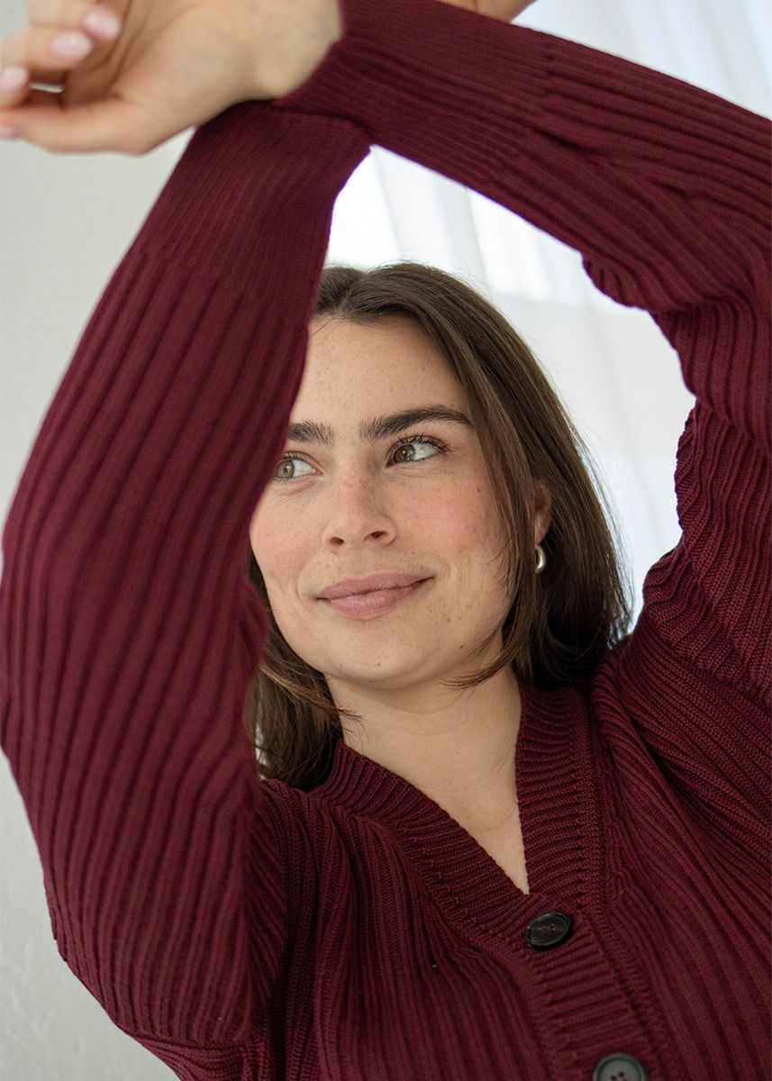 Ribbestrikket cardigan - Plommerød