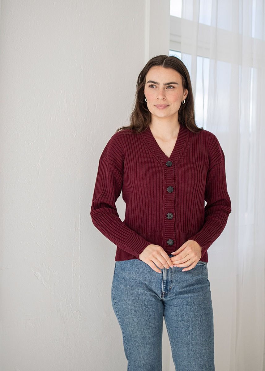 Ribbestrikket cardigan - Plommerød