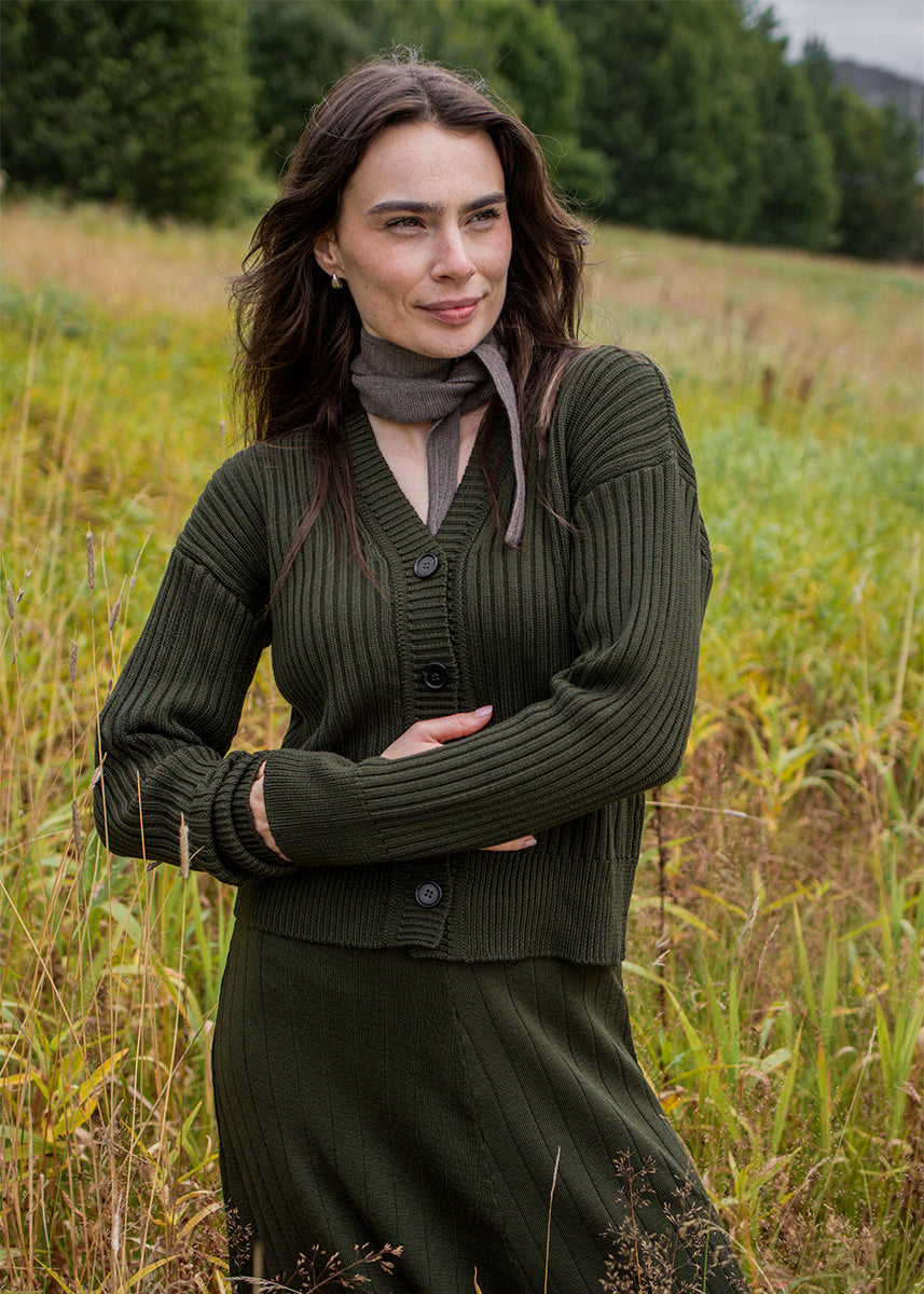 Ribbestrikket cardigan i ull