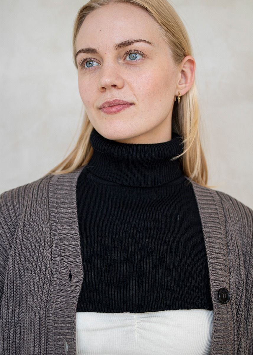 Hals i ribbestrikket ull