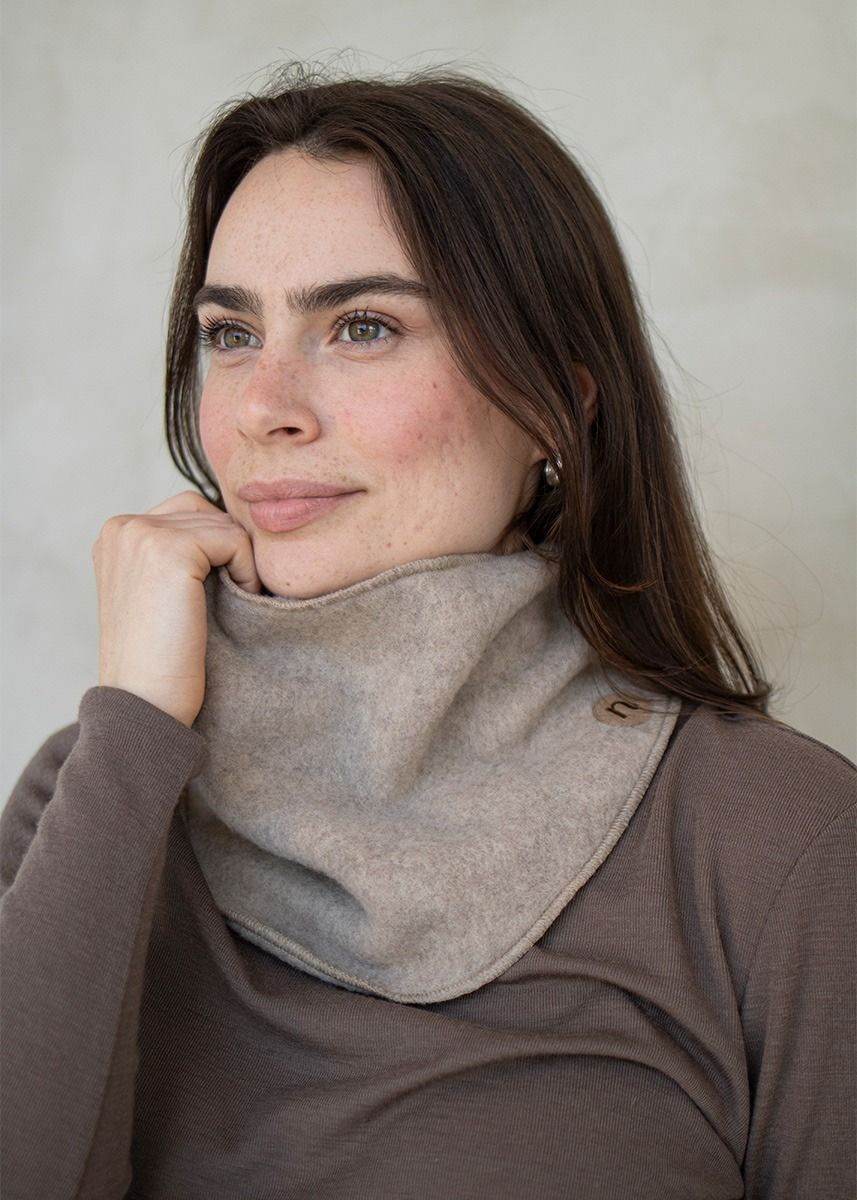 Ullfleecehals med knapper 