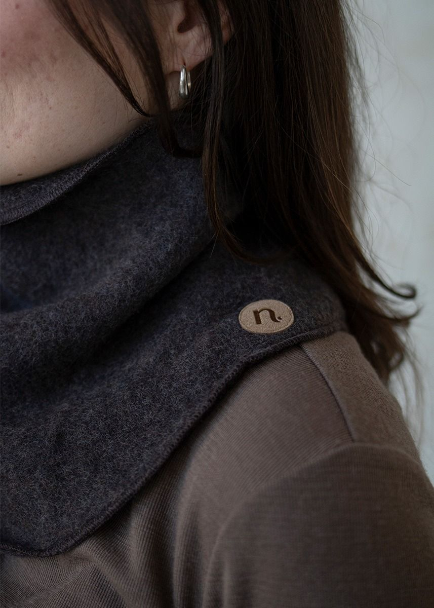 Ullfleecehals med knapper 