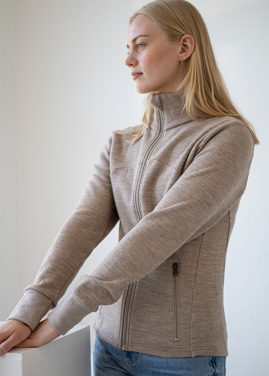 Innsvinget damejakke i ullfrott&eacute;