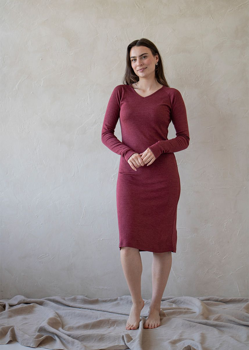 Kjole i finull med silke og v-hals 