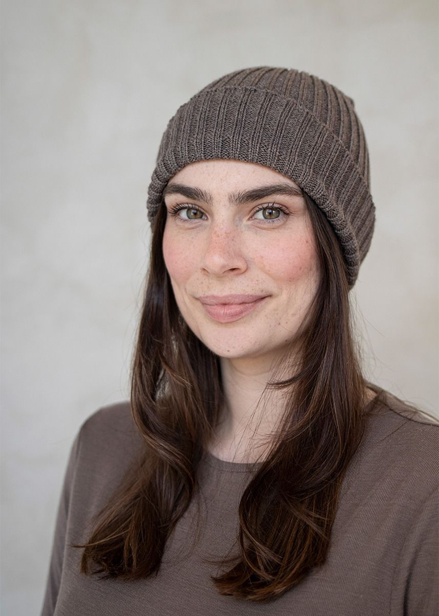 Ribbestrikket lue i ull