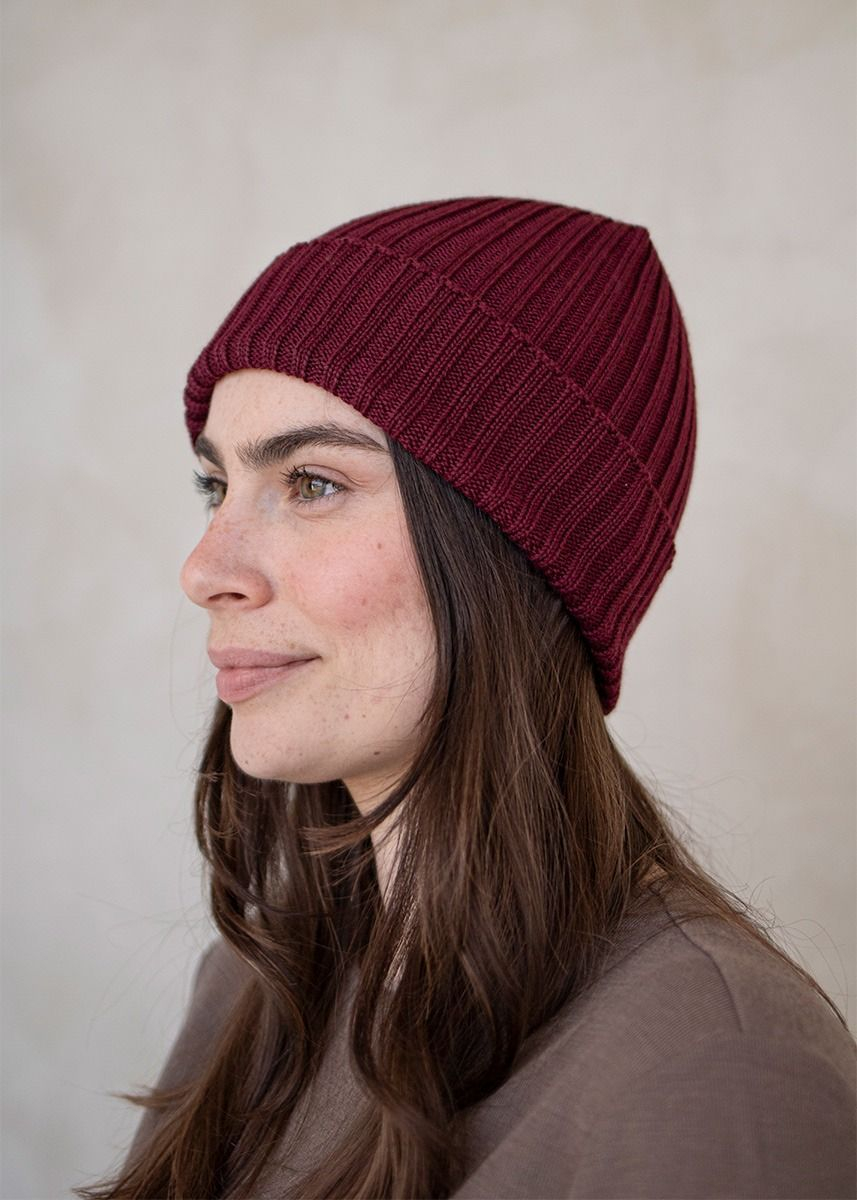 Ribbestrikket lue i ull