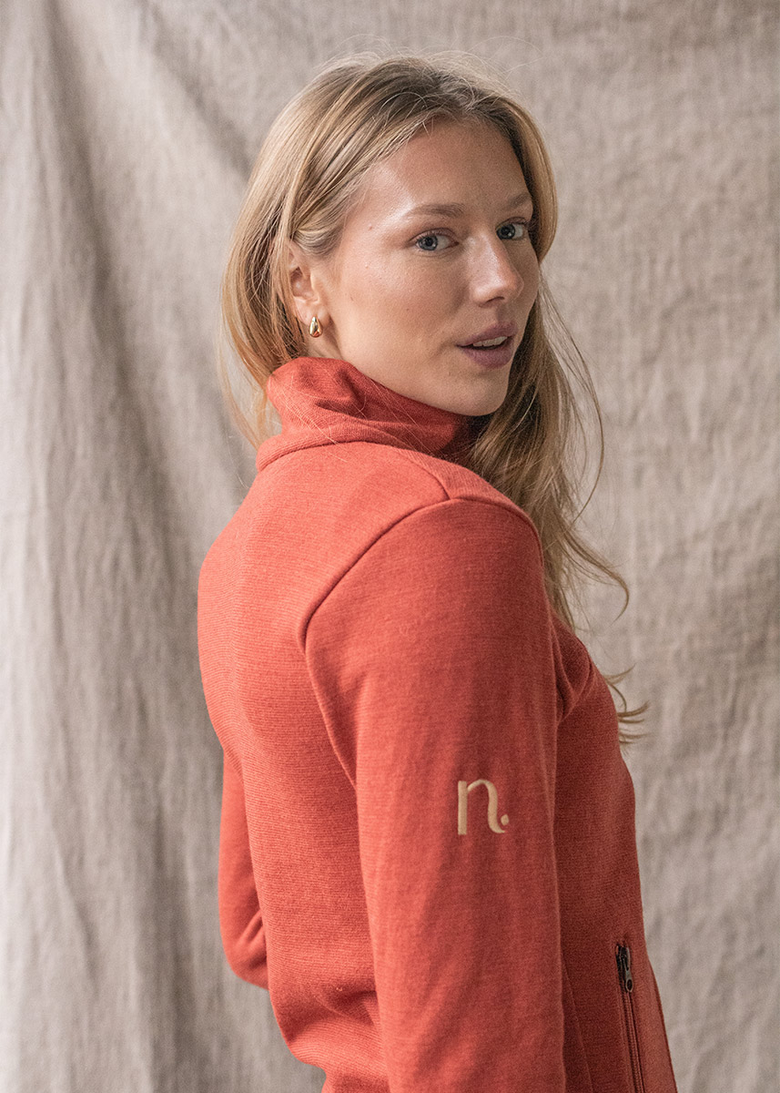 Innsvinget damejakke i ullfrotté